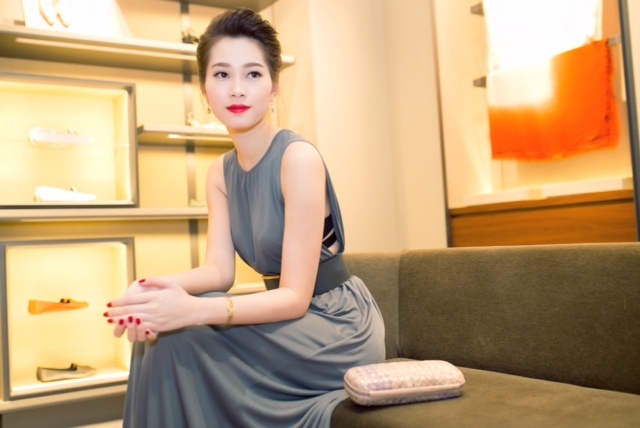 Dang Thu Thao dien dam voan yeu kieu o su kien hinh anh