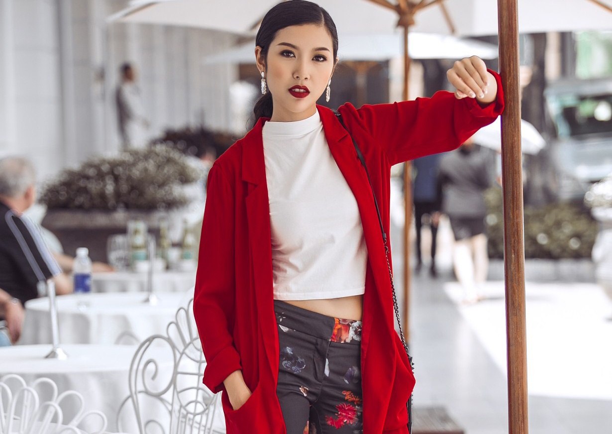 A khoi Thuy Van khoe chan thon dai tren pho Sai thanh hinh anh