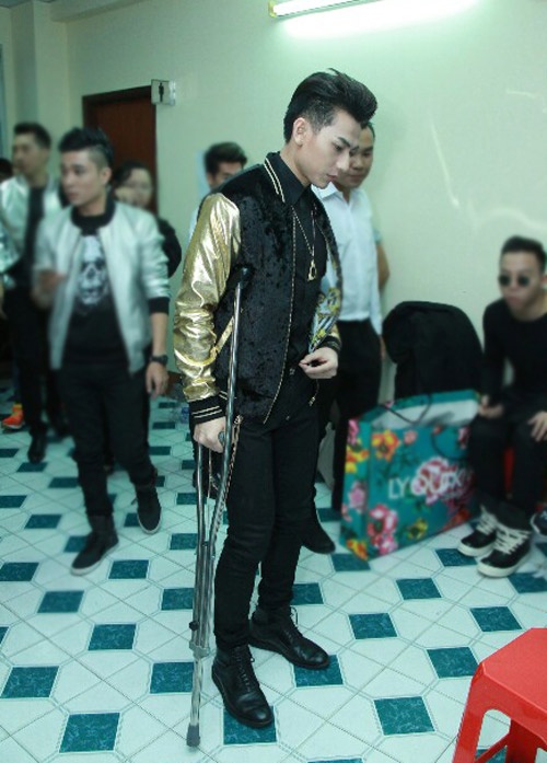 Hình ảnh Isaac chống nạng vẫn đi thi được độc giả mang ra so sánh với Sơn Tùng.