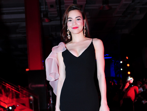 Ha Ho, Toc Tien mac goi cam dan dau top sao dep tuan hinh anh