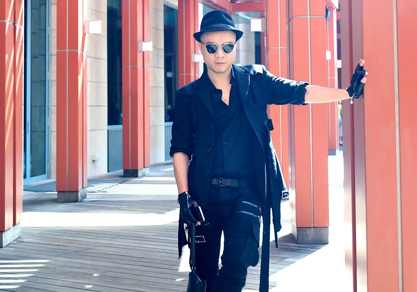 Do Manh Cuong dien 'cay den' bui phui tren pho Singapore hinh anh