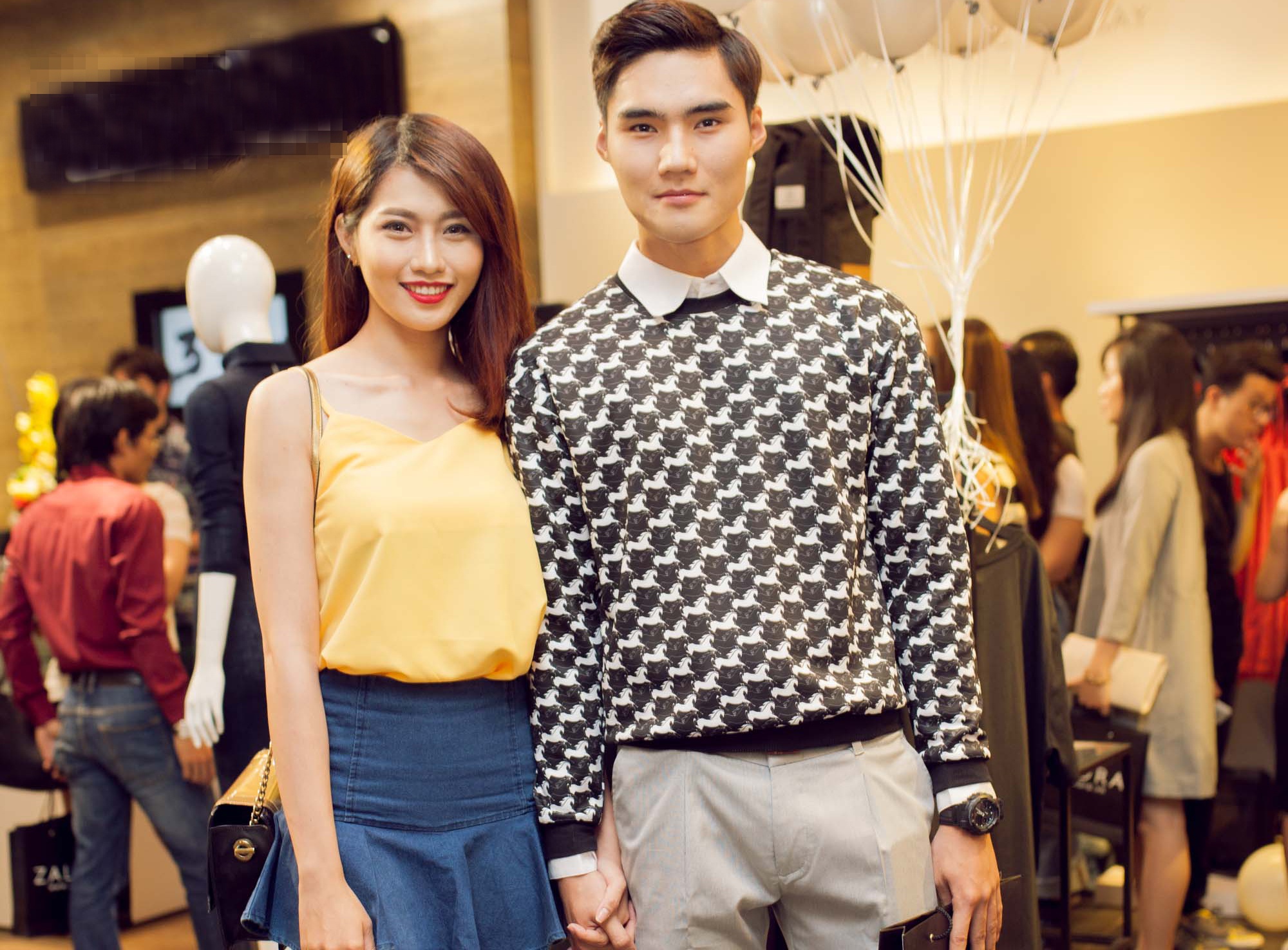 Ban gai Quang Hung dien dam ngan cun di su kien hinh anh