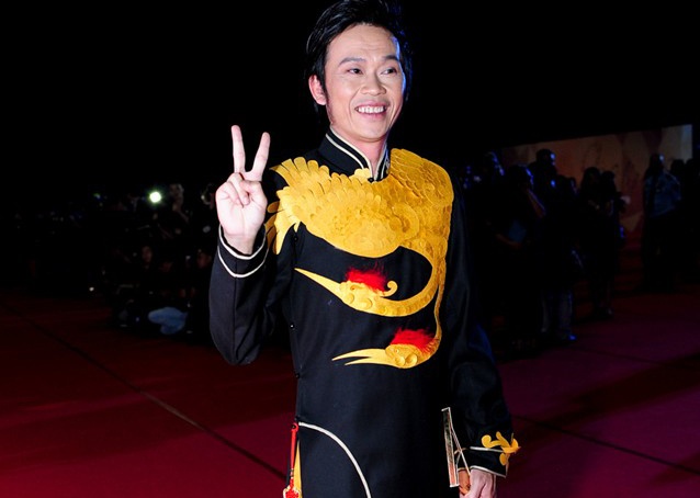 Thoi trang ao dai cach dieu cua Hoai Linh hinh anh