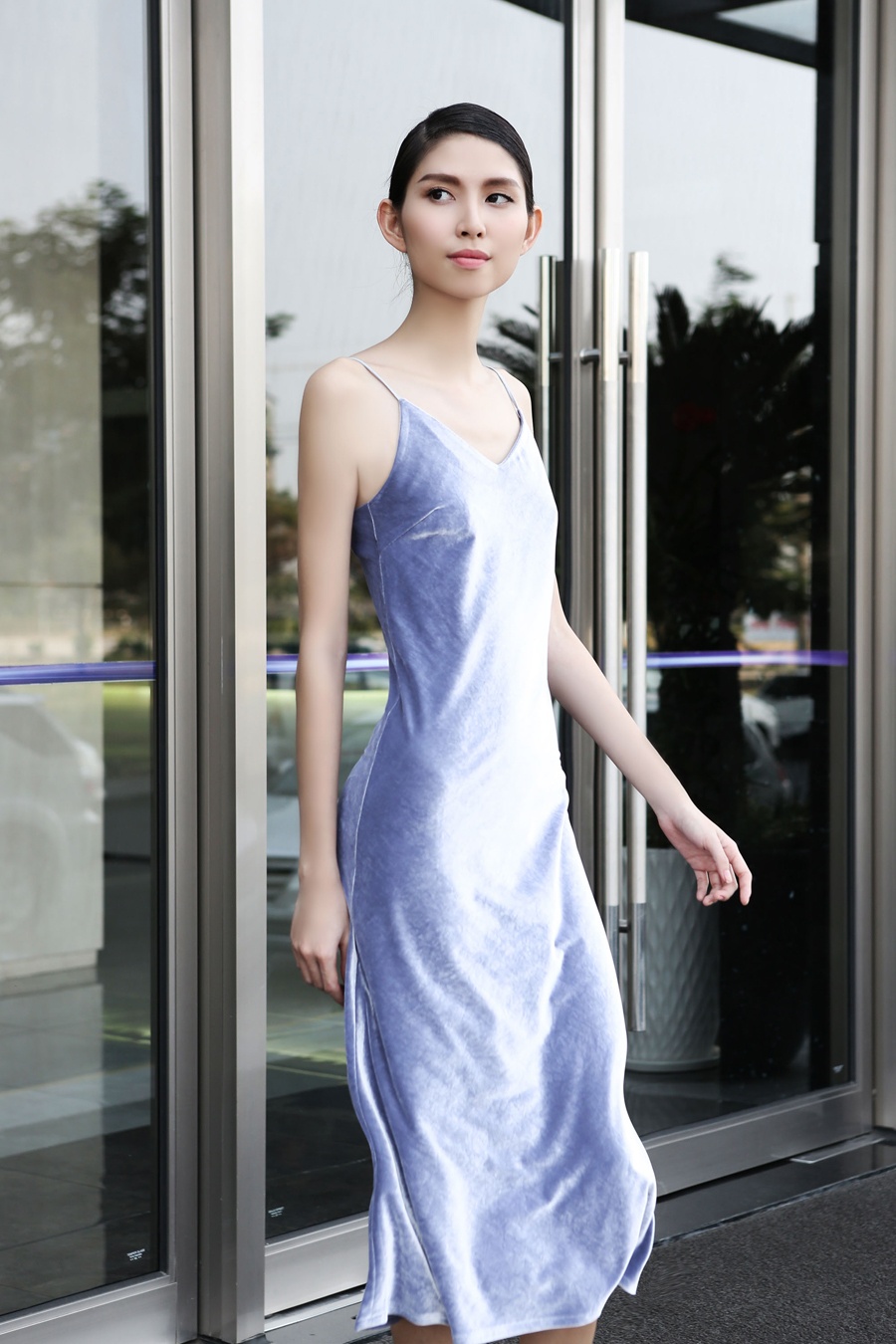 Trái ngược với set trang phục trên, bộ váy dây chất liệu nhung dành cho những cô gái tự tin, không ngại khoe hình thể kém chuẩn. Chất liệu nhung dày cũng góp phần tạo độ đầy đặn cho bạn gái mảnh dẻ.