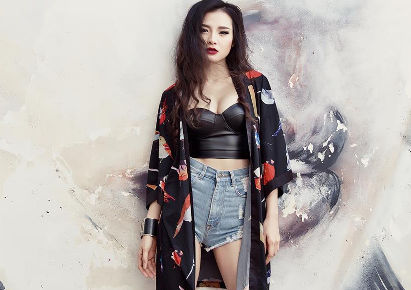 Phuong Trinh Jolie dien crop-top khoe eo thon gon hinh anh