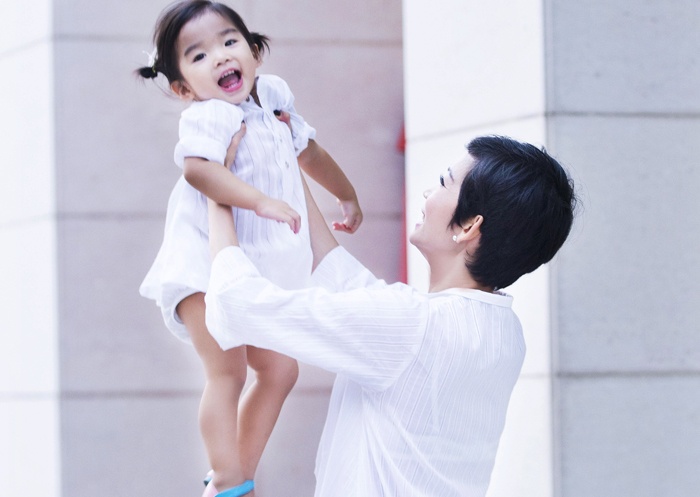 Xuan Lan va con gai mac dong dieu tinh nghich xuong pho hinh anh