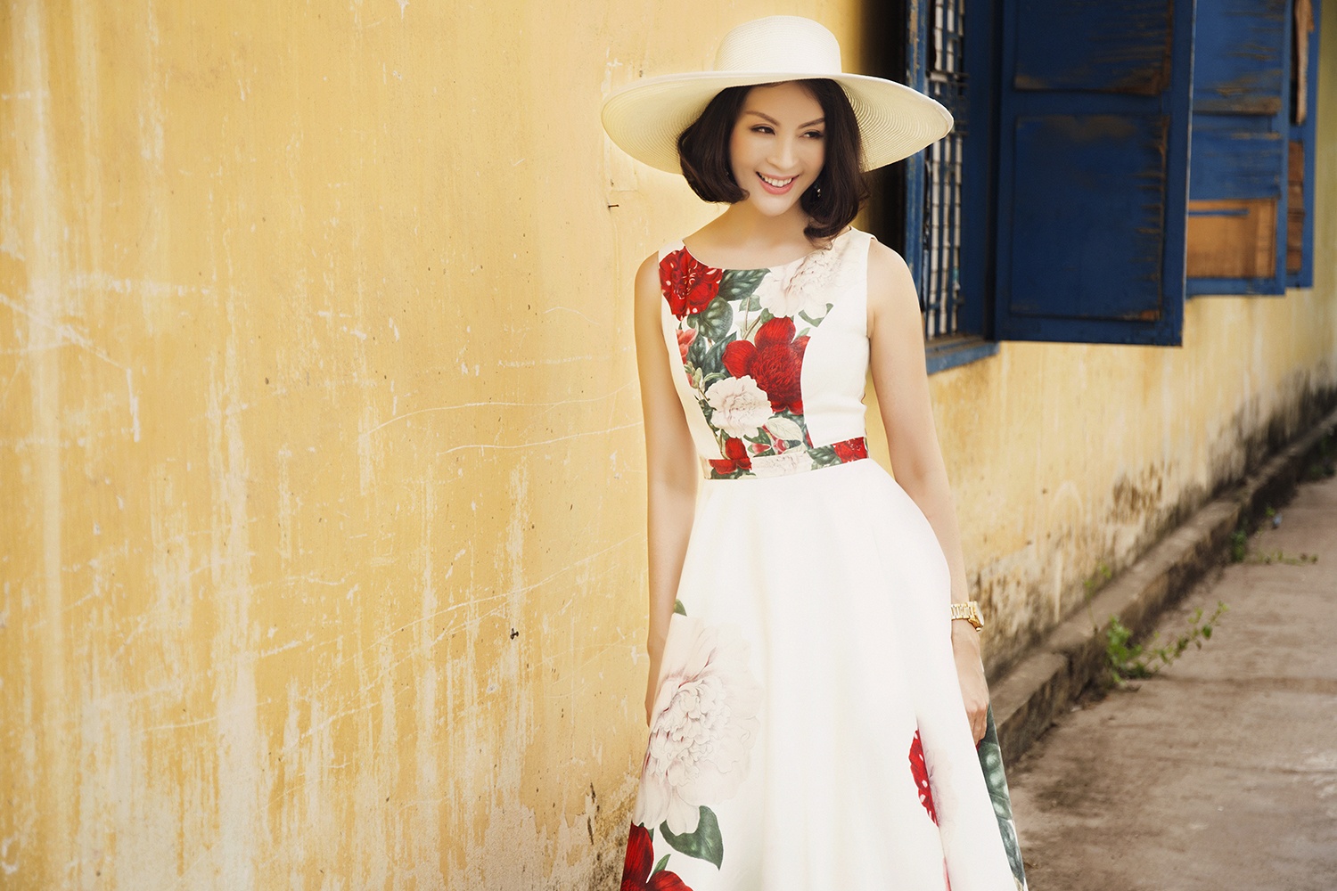 MC 42 tuoi dien street style tre trung nhu gai doi muoi hinh anh