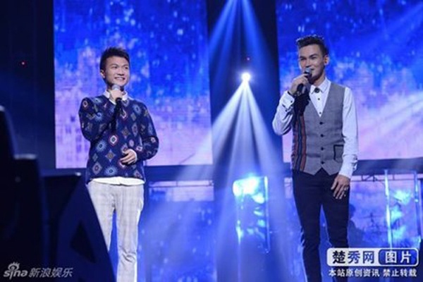 Sự hòa quyện trong giọng hát của hai người khiến người nghe phải thổn thức.