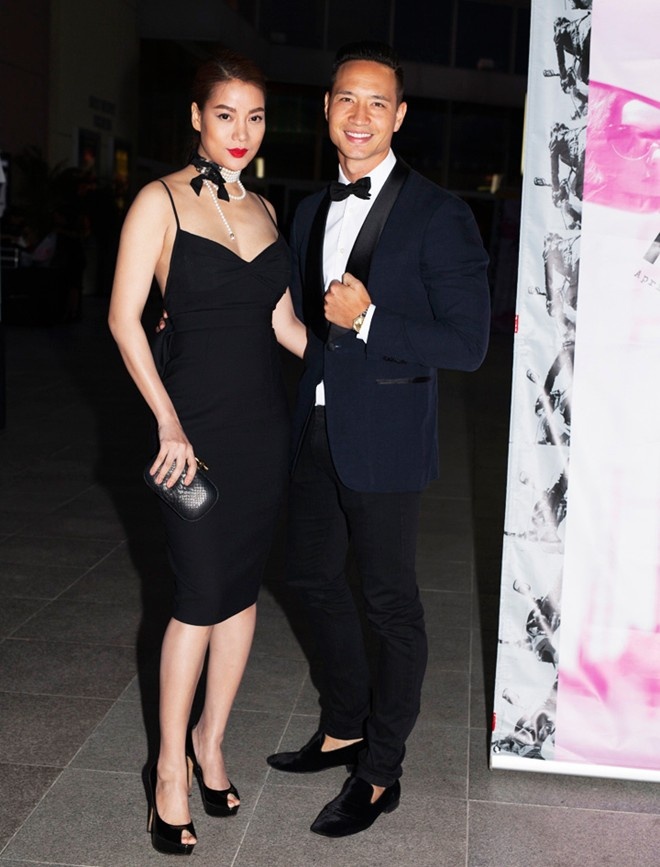 Tại sự kiện dành cho các nhà làm phim, tổ chức ở California (Mỹ) - ngày 17/4, cặp đôi Hương Ga gây chú với trang phục gam đen đồng điệu, đẹp mắt. Đứng cạnh 