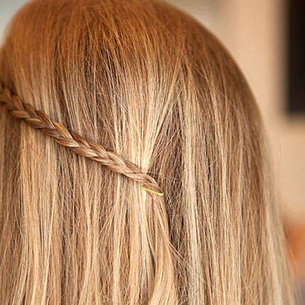 Tết một sợi tết nhỏ xinh phía sau, bạn có thể giữ chắc bằng chiếc kẹp ghim đơn giản.