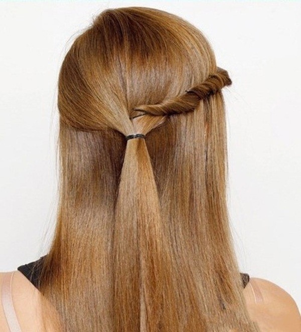 Một chiếc kẹp ghim nhỏ nhưng lại giúp giữ được nếp tóc.