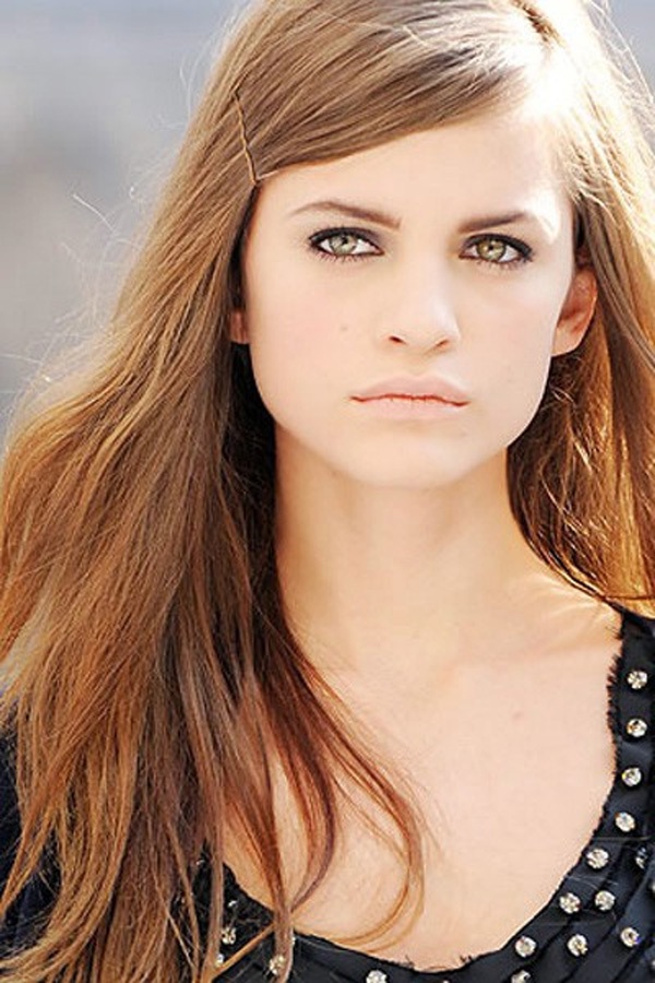 Với tóc xõa, bạn chỉ cần kẹp ghim ở bên mai cũng đủ khiến gương mặt thêm xinh xắn.