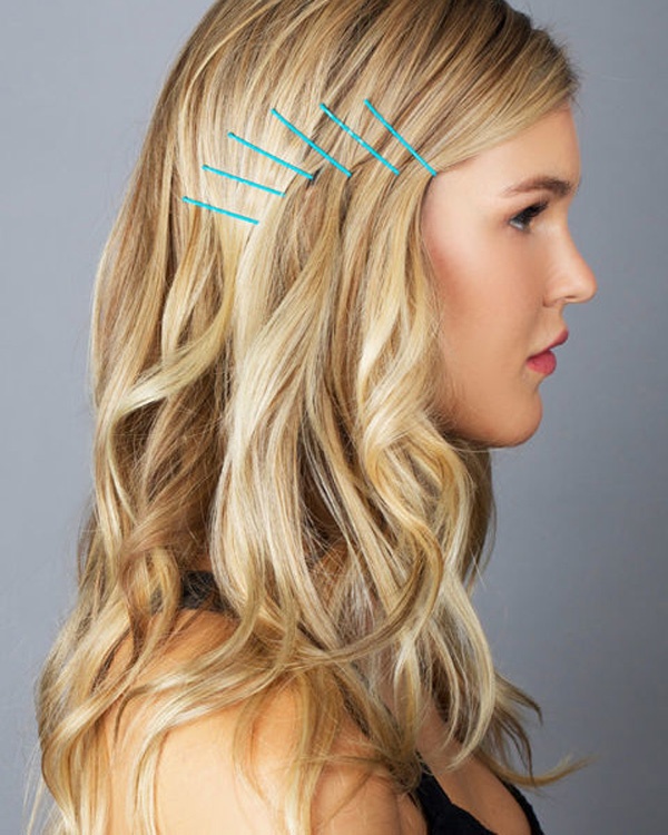 Kẹp ghim xanh song song rất bắt mắt với cô nàng tóc vàng.