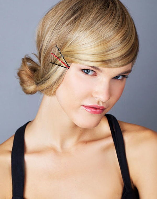 Kể cả khi búi tóc, bạn cũng có thể dùng kẹp ghim cho mái thêm ấn tượng.