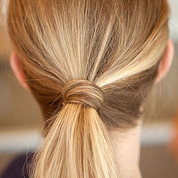 Với kiểu tóc đuôi ngựa, bạn cũng cần kẹp ghim để cố định phần tóc cuộn tròn.