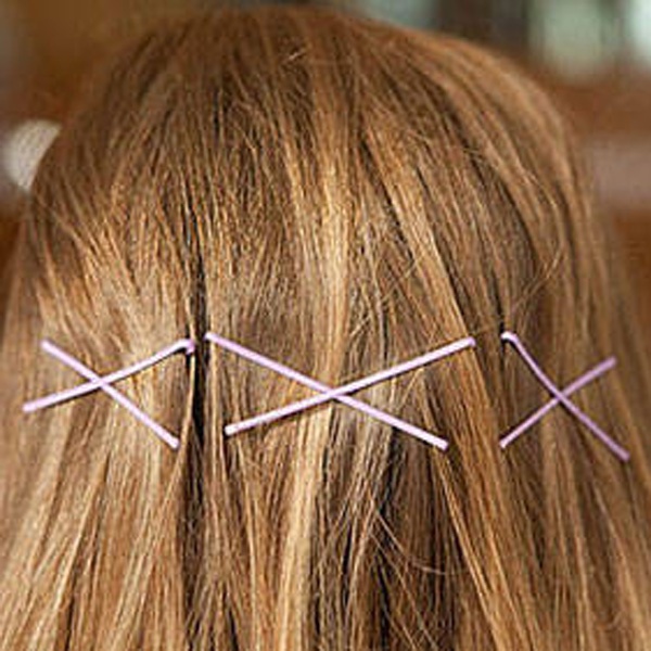 Không cần phải sử dụng kẹp ghim hoa, bạn cũng có thể tạo kiểu kẹp ghim chéo nữ tính.