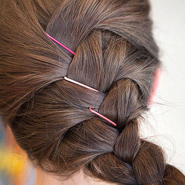 Vốn dĩ, tóc tết đã dịu dàng nhưng để gây ấn tượng, bạn nên kẹp ghim vào sợi tết.