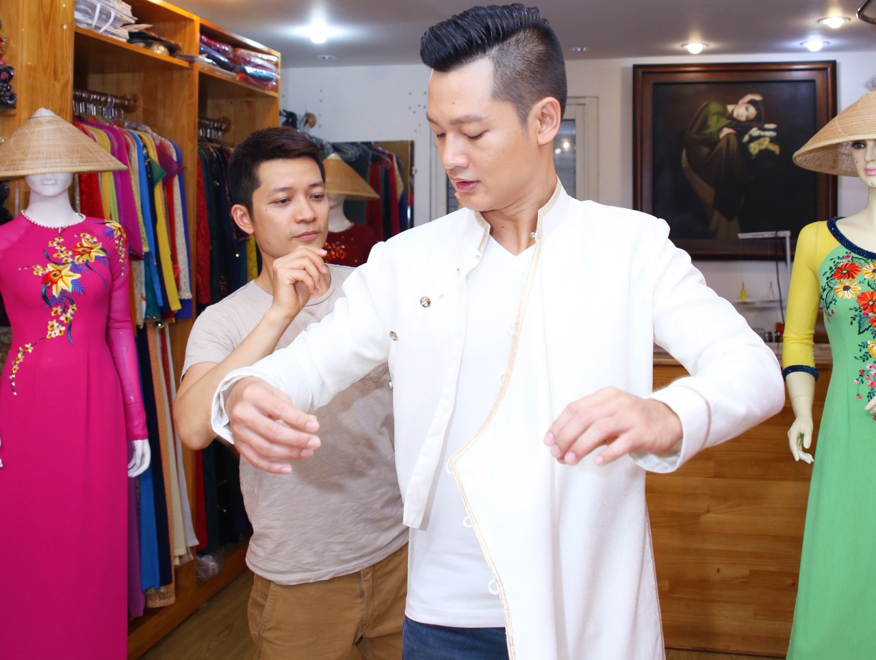 Duc Tuan thu ao dai cho show ky niem 15 nam ca hat hinh anh