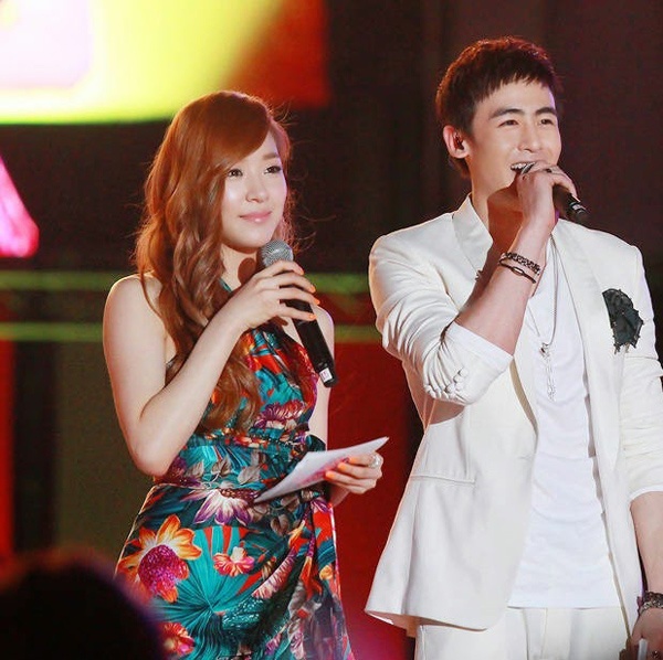 Việc công khai hẹn hò của Nichkhun và Tiffany nhận được nhiều sự ủng hộ từ cộng đồng fan Kpop.