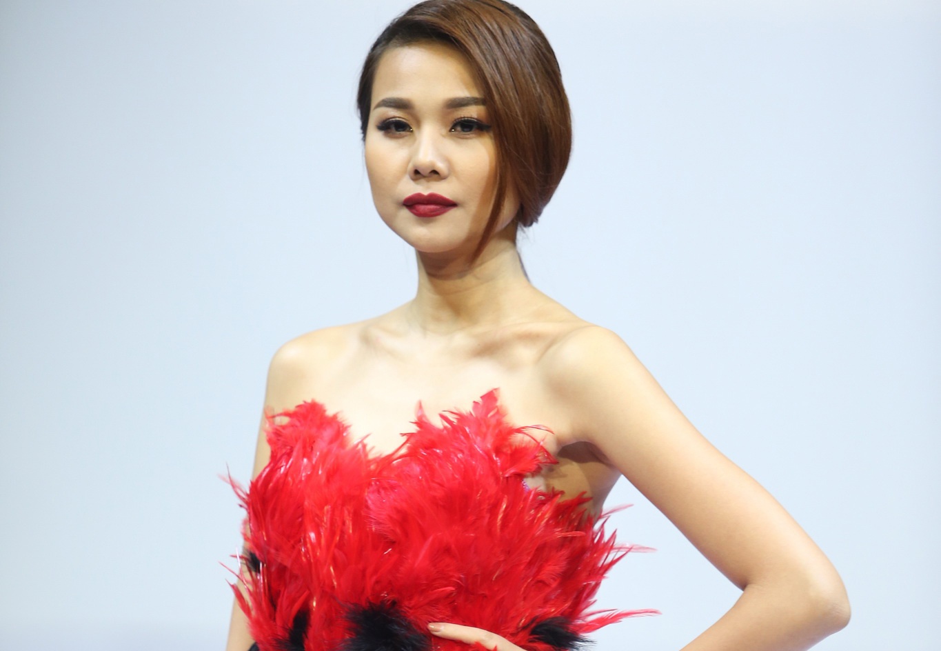 Thanh Hang kheo khoe vai tran khi lam vedette hinh anh