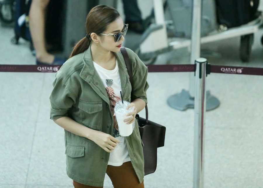 Thanh Hang mac quan ao tomboy noi bat o san bay hinh anh