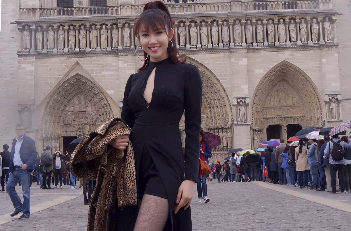 Thuy Ngan dien ao khoet sau goi cam dao pho Paris hinh anh
