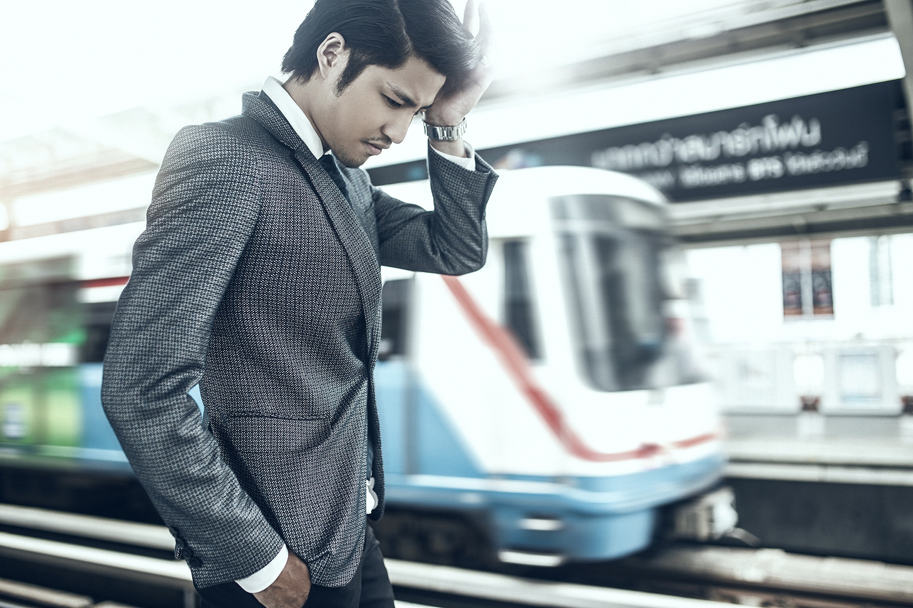 Hot boy 'Ngu voi hon ma' dien vest dao pho Thai Lan hinh anh