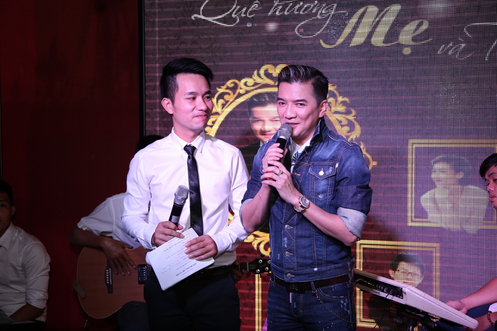 Anh thoải mái giao lưu cùng MC và khán giả.