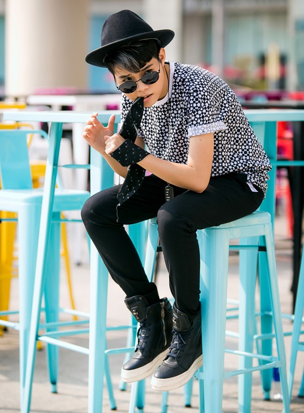 2014 cũng là năm Vũ Cát Tường lột xác hoàn toàn trong phong cách từ âm nhạc đến cách ăn mặc ngoài đời thường. Khi “cắt phăng” mái tóc dài nữ tính cho đến chuyển việc sang gu thời trang tomboy, Vũ Cát Tường cho rằng đây là phong cách khiến cô cảm thấy thoải mái nhất.