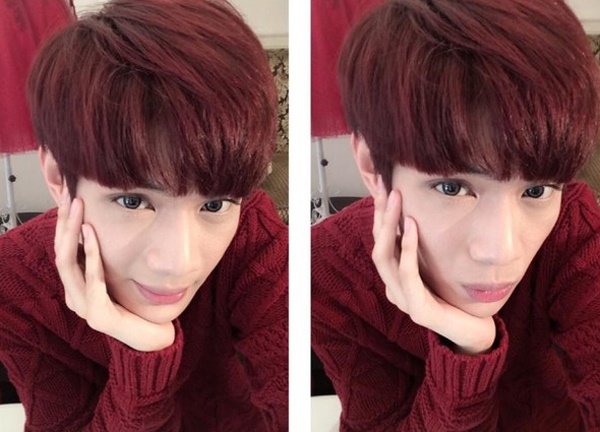 Đào Bá Lộc là một trong những sao nam Việt theo đuổi phong cách thời trang unisex rõ ràng nhất. Không chỉ ăn vận nữ tính, điệu đà, chàng ca sĩ trẻ còn trang điểm kỹ lưỡng mỗi lần bước lên sân khấu. Anh cũng mê áo blazer dáng cape giống các mỹ nhân.