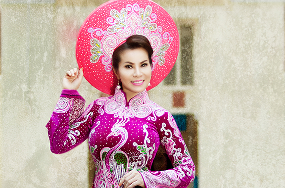 Hoa hau Kim Hong dien ao dai du sac mau hinh anh