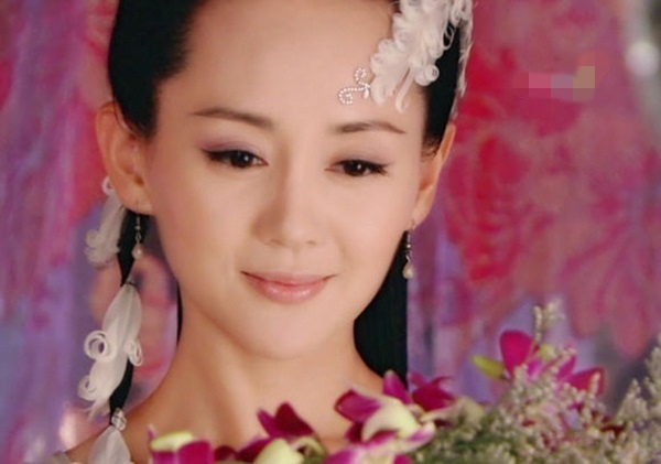 Trong Thiên Nhai Minh Nguyệt Đao, Minh Nguyệt Tâm (Trương Định Hàm) được mệnh danh là đệ nhất mỹ nữ trong giới võ lâm. Không chỉ xinh đẹp, nàng còn giỏi võ và thông minh đến mức được tôn sùng là nữ Gia Cát.