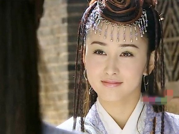 Cô nàng Minh Cơ (Hồ Tịnh) trong Dương Môn Hổ Tướng nhí nhảnh, mạnh mẽ và rất si tình.