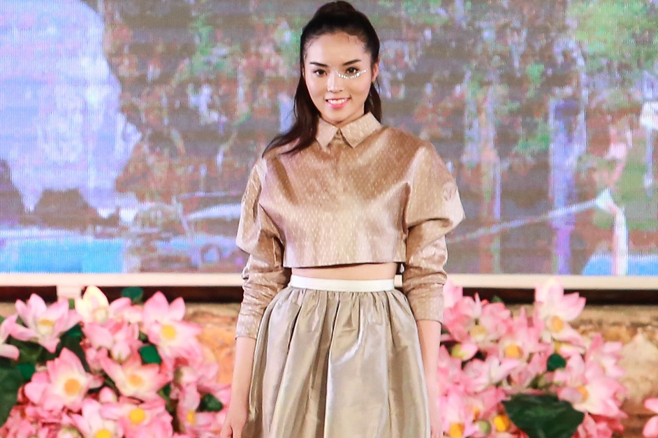 Hoa hau Ky Duyen tu tin catwalk noi bat giua dan chi hinh anh