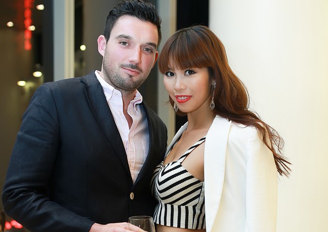 Ha Anh va ban trai kem tuoi danh mot nam chuan bi hon le hinh anh