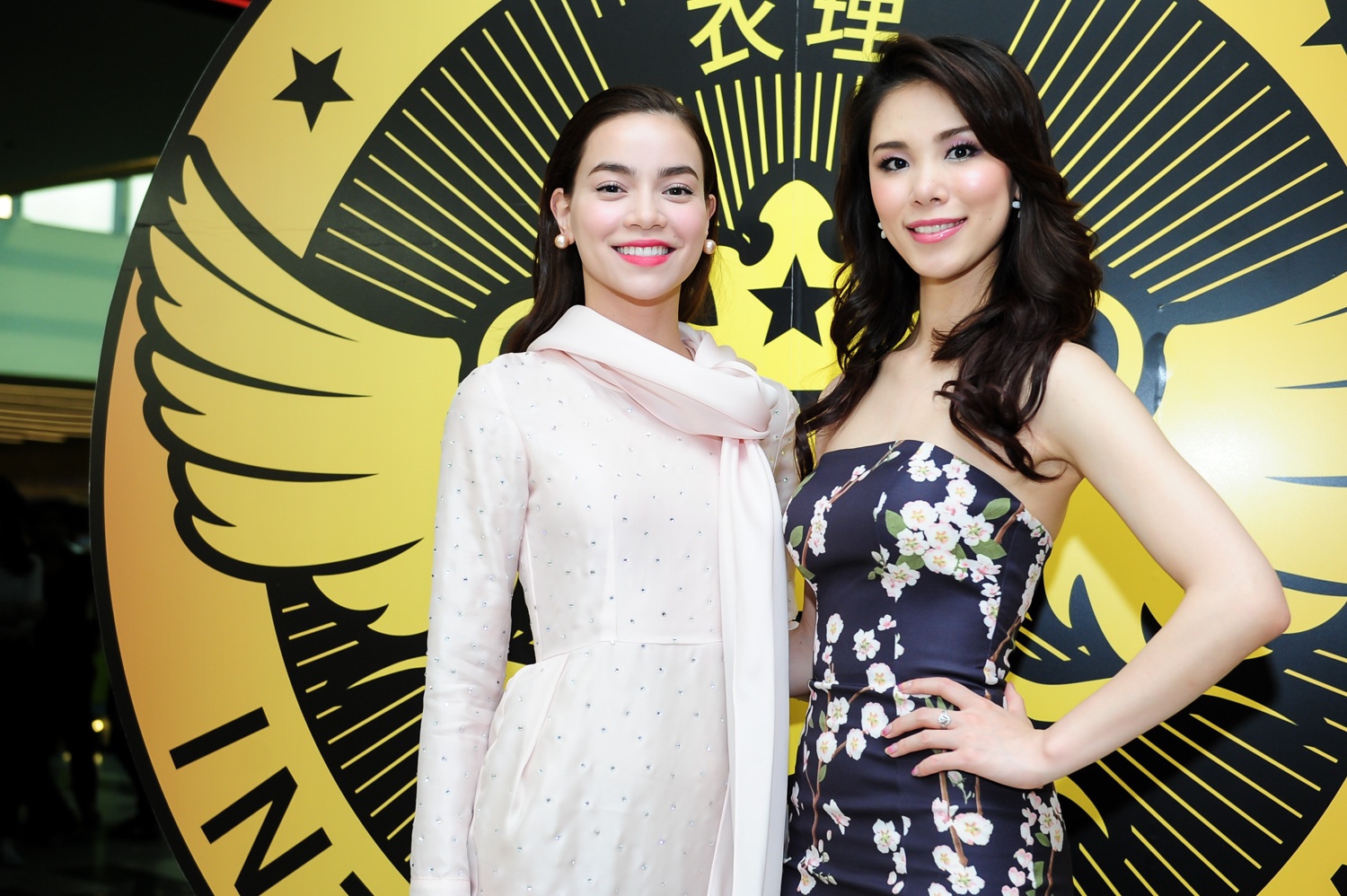 Ha Ho do dang goi cam ben Hoa hau Hoan vu Riyo Mori hinh anh