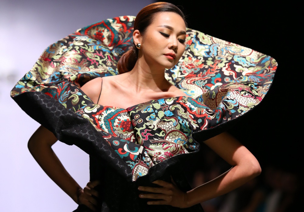 Thanh Hang cuon hut tren san dien voi vay gam hinh anh