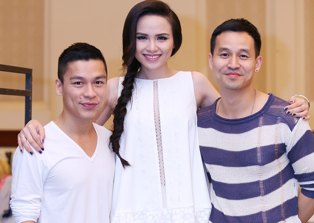 Ban doi dong tinh ho tro Adrian Anh Tuan chuan bi show dien hinh anh