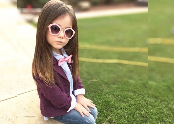 Be gai 3 tuoi mac dep nhu nguoi mau gay chu y hinh anh