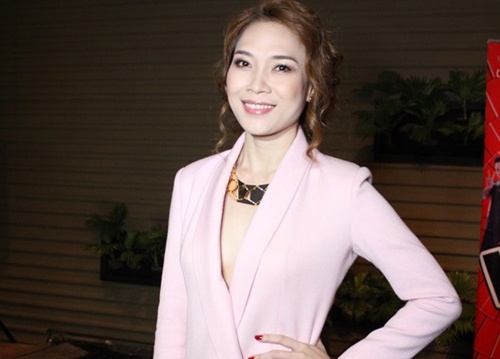 My Tam dien vest xe sau goi cam, lot nhom sao dep hinh anh