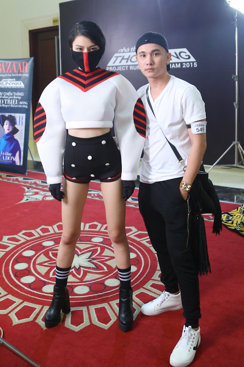 Trang phục của Lê Văn Thảo có ý tưởng từ con bọ cánh cam. Thí sinh cho rằng, loài động vật này có hai nét đối lập, mềm mại và cứng cáp. Chính cách xử lý chất liệu khéo léo đã tạo nên nét khác biệt thú vị trên một sản phẩm thời trang.