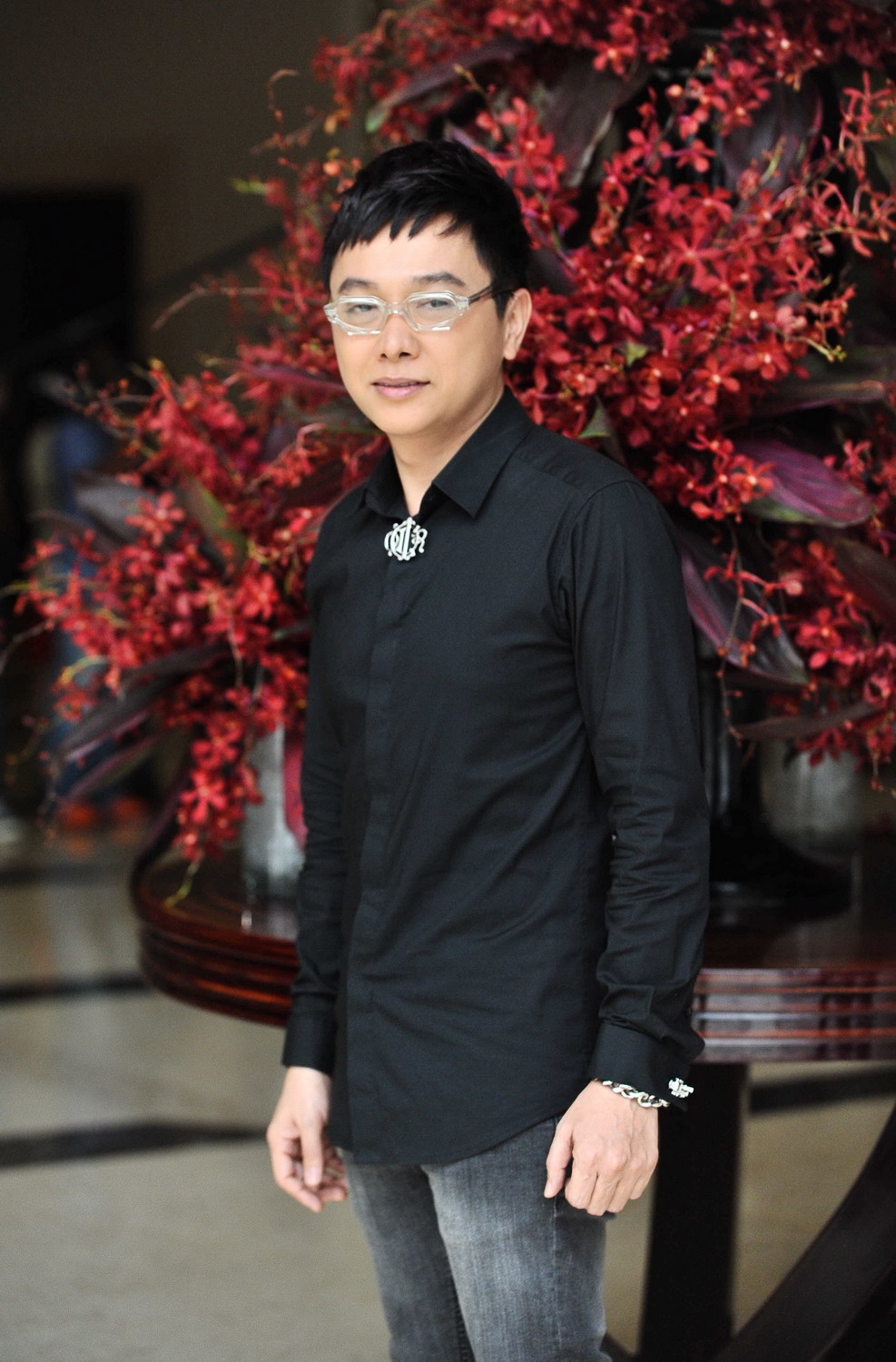 Các giám khảo của mùa giải thứ 3 thống nhất diện trang phục tông đen trong buổi gặp gỡ thí sinh đầu tiên. NTK Công Trí lịch lãm với áo sơ-mi tối màu, phụ kiện kim loại sành điệu làm điểm nhấn. 