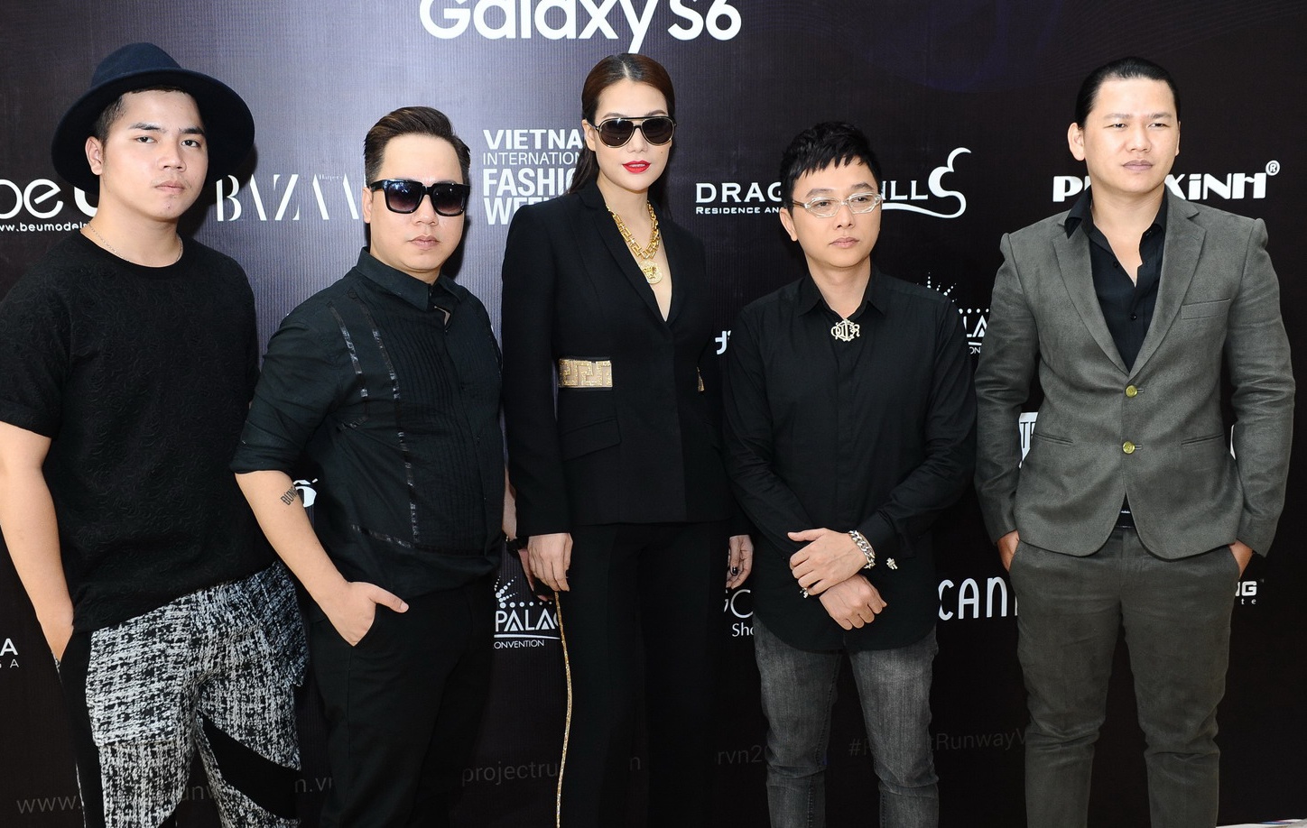 Diện trang phục ton sur ton, dàn giám khảo và hai quán quân tạo ấn tượng đẹp đến thí sinh. 