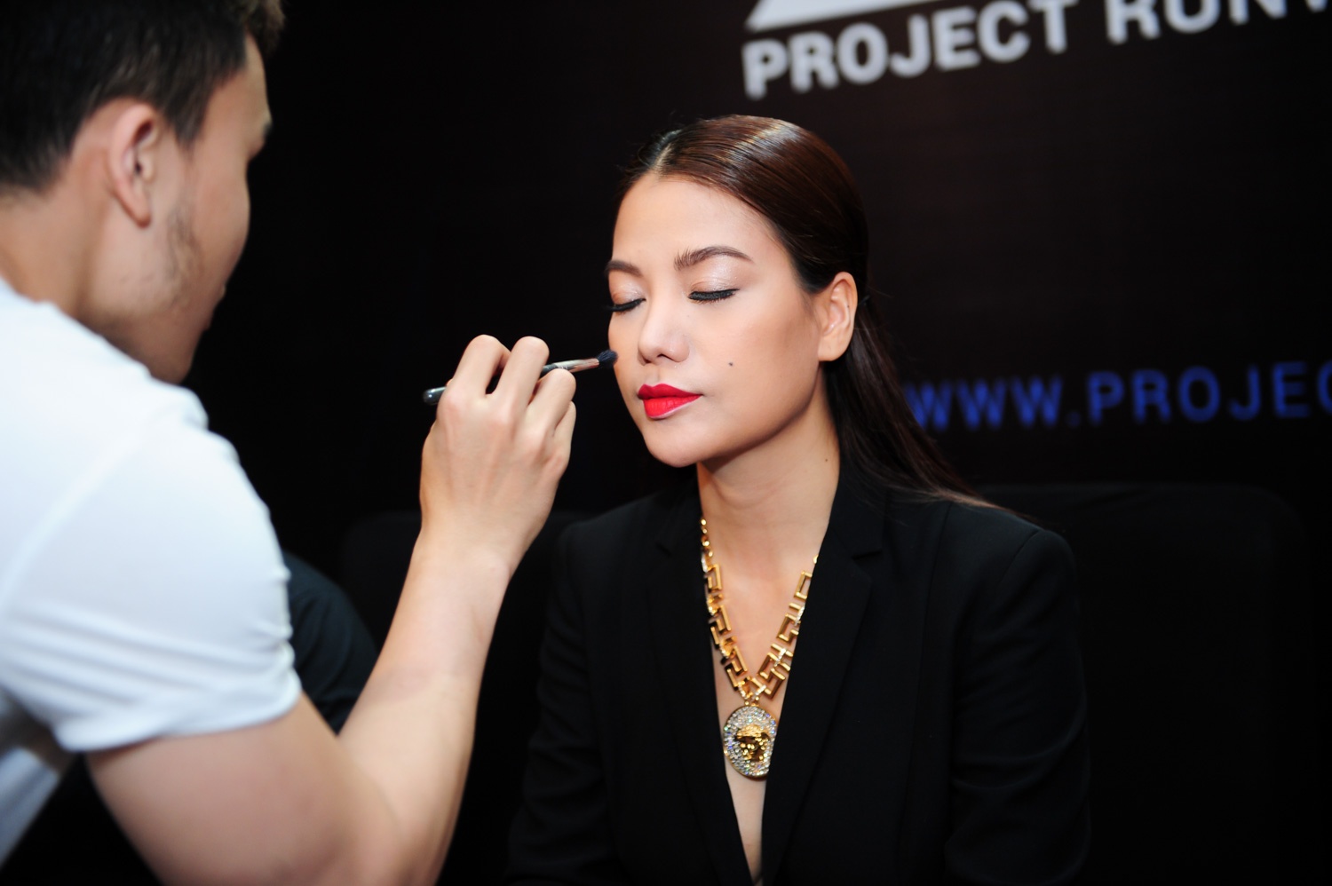 Trước giờ gặp gỡ thí sinh miền Nam, Trương Ngọc Ánh được chuyên gia trang điểm chăm chút phía hậu trường. 