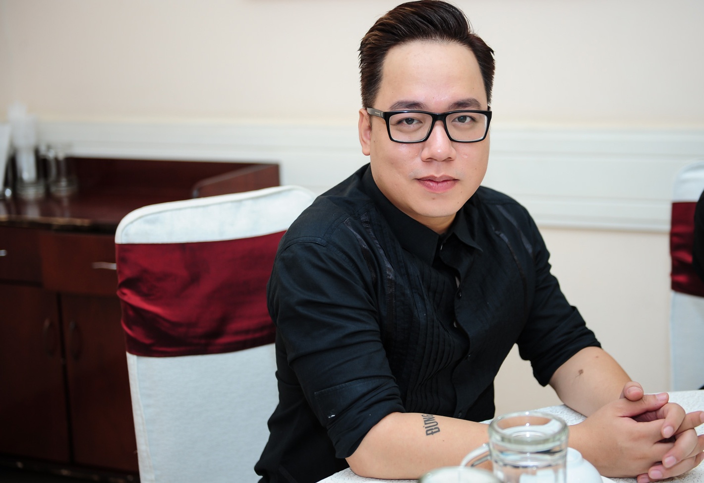 MC Tùng Leo đơn giản hơn trong bộ cánh sơ-mi xếp ly. Anh cũng là gương mặt gắn liền với ba mùa giải trong vai trò cố vấn.