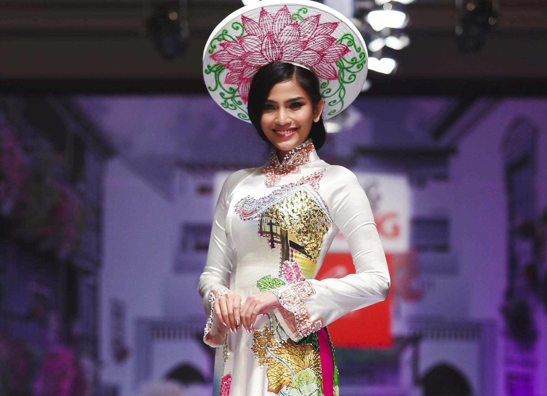 Truong Thi May dien ao dai hoa tiet hoa sen lam vedette hinh anh