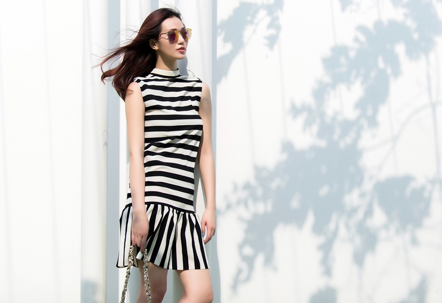 Khanh My mac dep khoe chan thon dai tren duong pho hinh anh