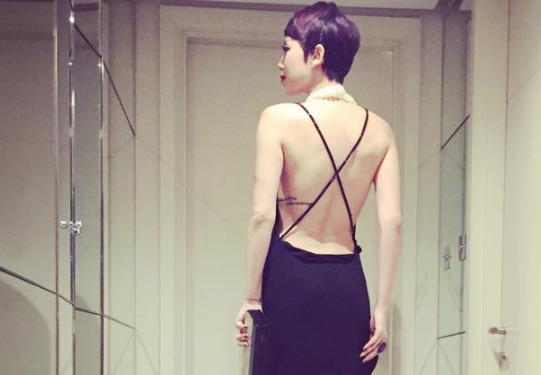 Vay day manh giup my nhan Viet khoe tron lung tran hinh anh