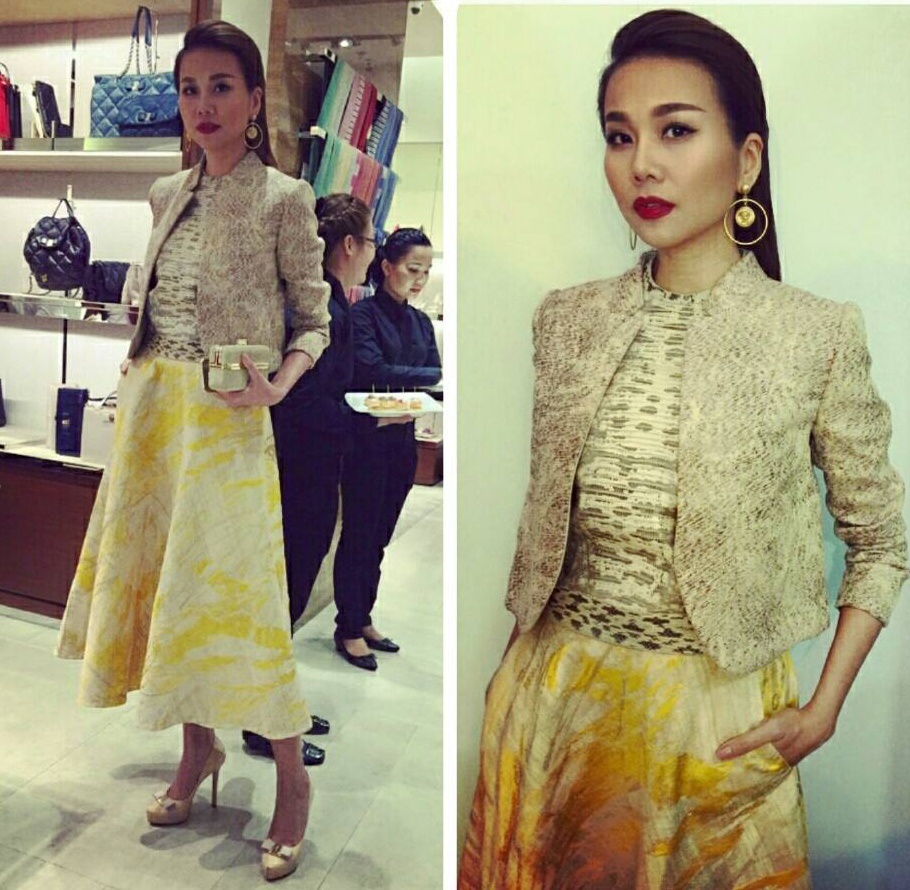 Với mốt tóc ướt, Thanh Hằng cũng có cách chọn trang phục ăn ý. So với Hồ Ngọc Hà, siêu mẫu chọn cách tạo kiểu ôm vừa phải. 