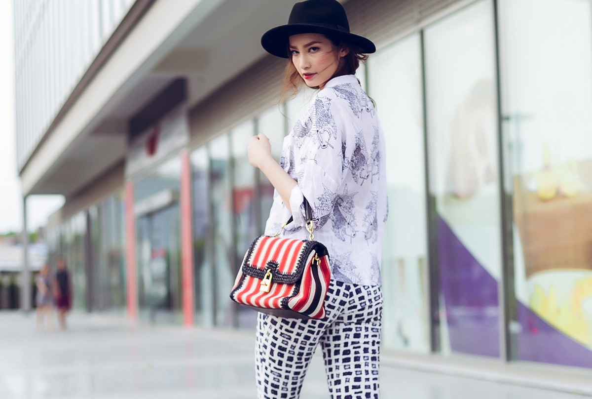 My nhan Viet ham nong mot quan hoa tiet khoe chan thon hinh anh